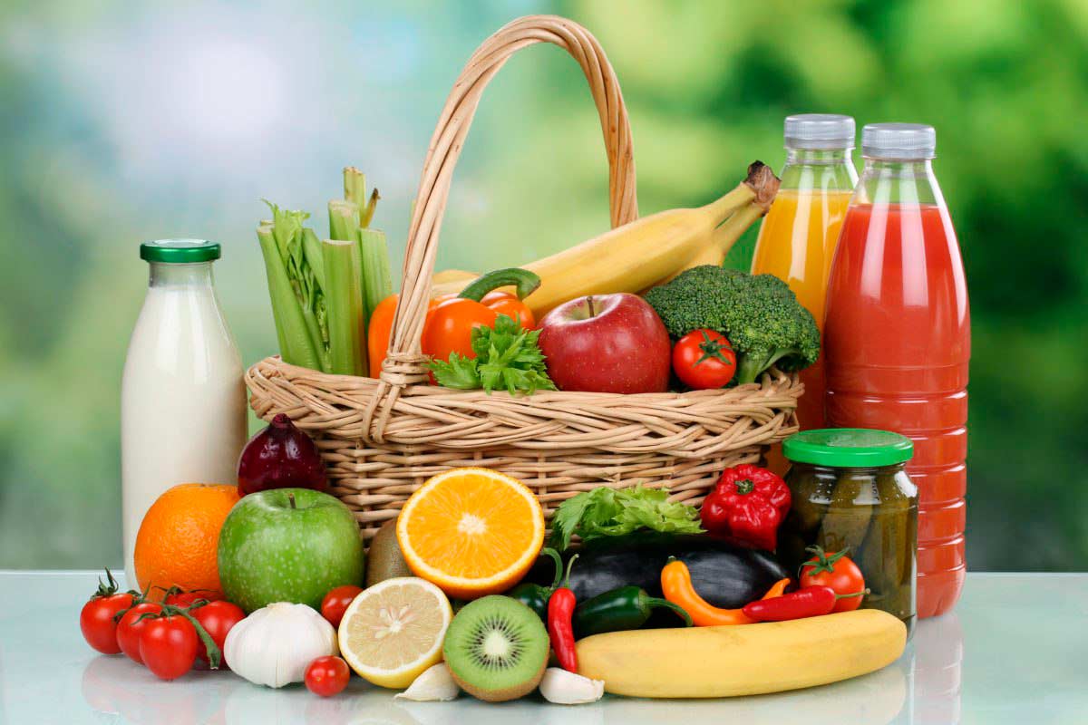 Качественные пищевые продукты. Продукты питания. Овощи и фрукты. Здоровое питание. Корзинка с продуктами.